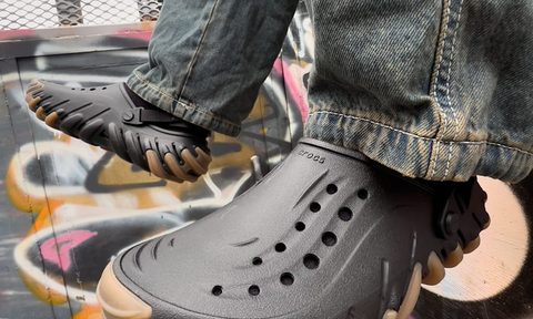person wearing crocs echo gum ro clog