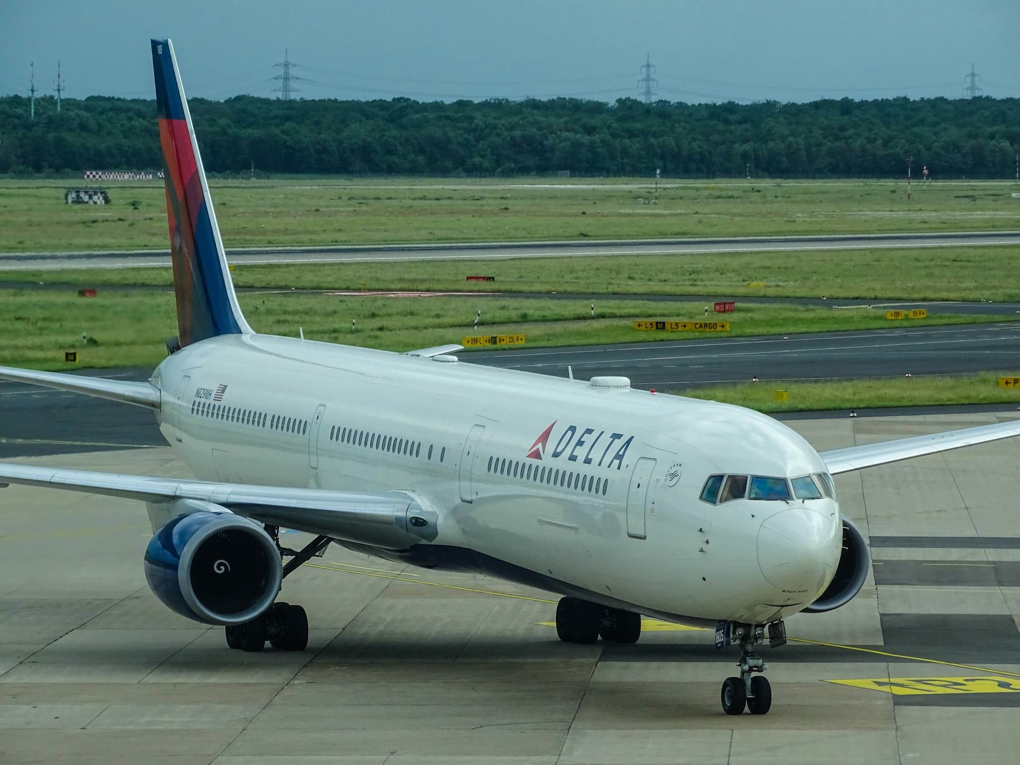 delta airplane outside