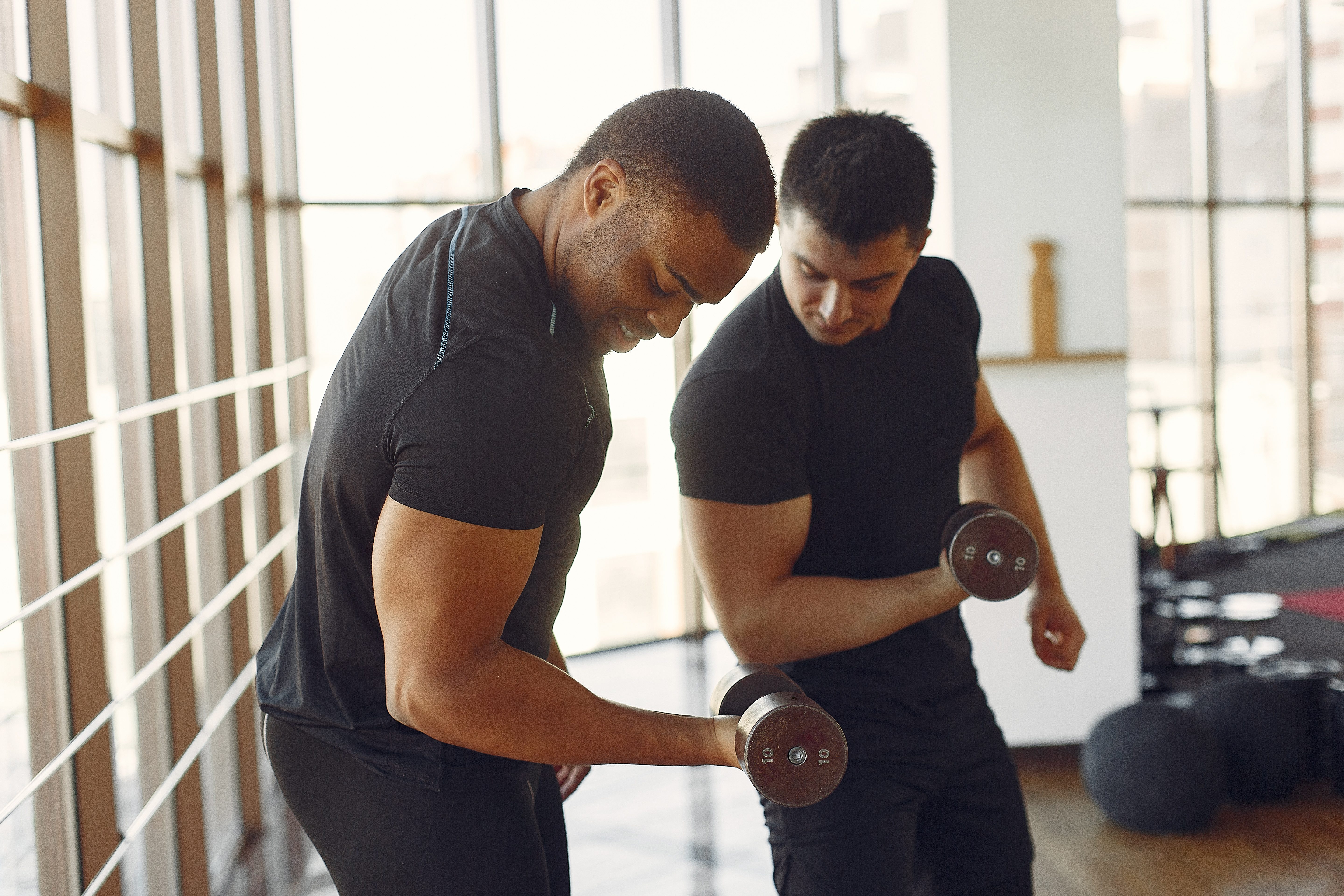 Personal trainer bicep curls