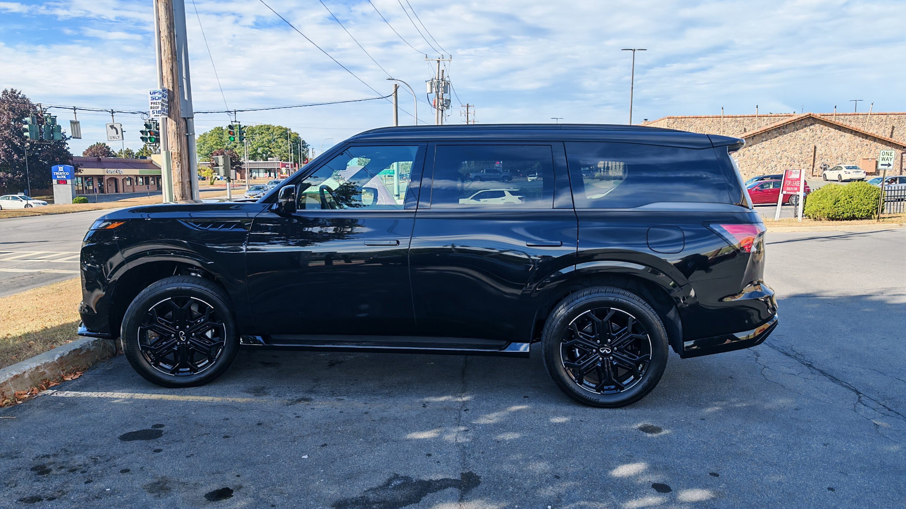 Infiniti QX80 Sport side view
