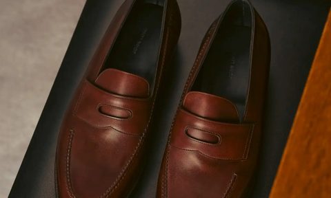 lopez 75 loafer on table