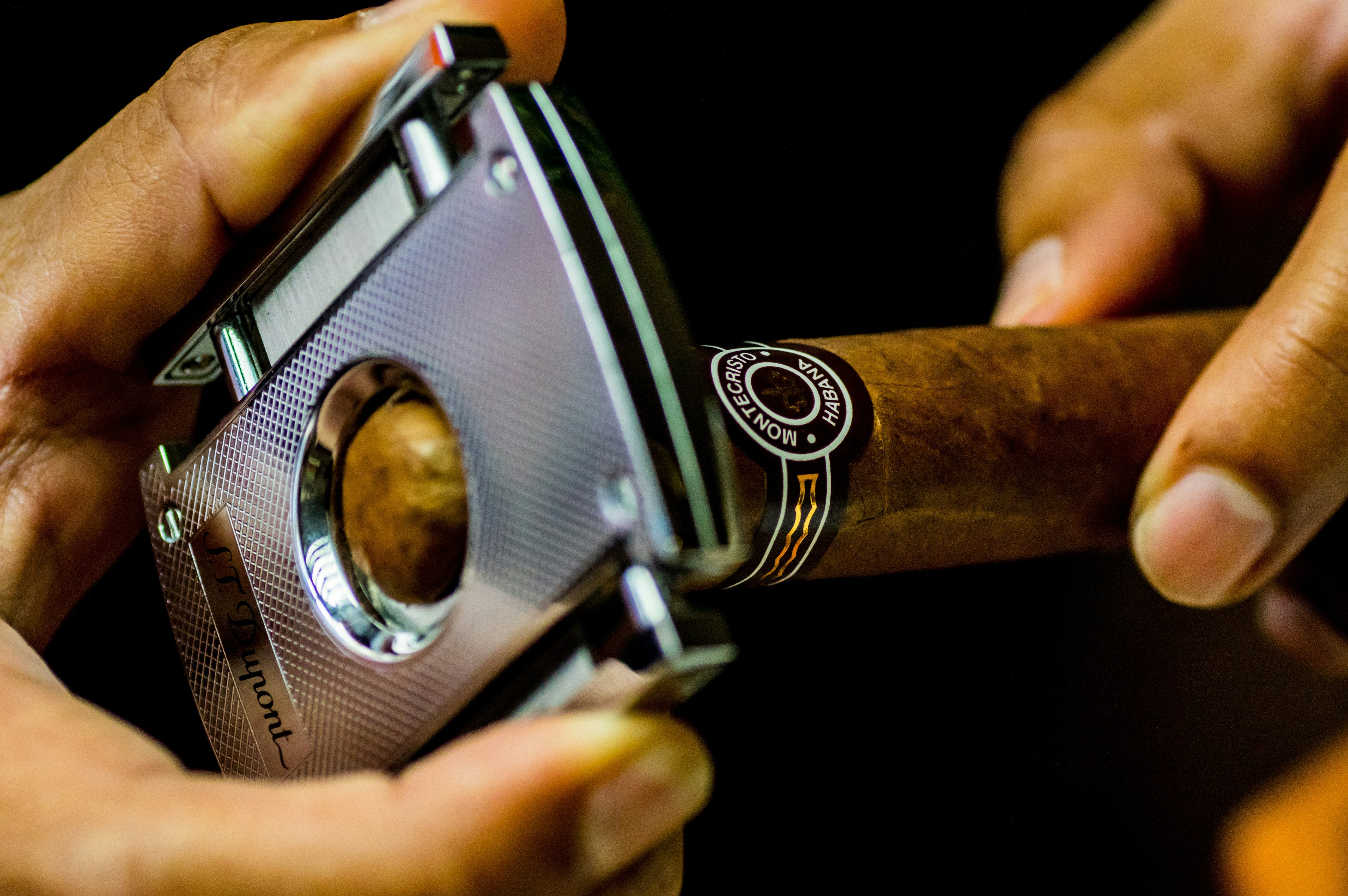 cutting a cigar using a cutter
