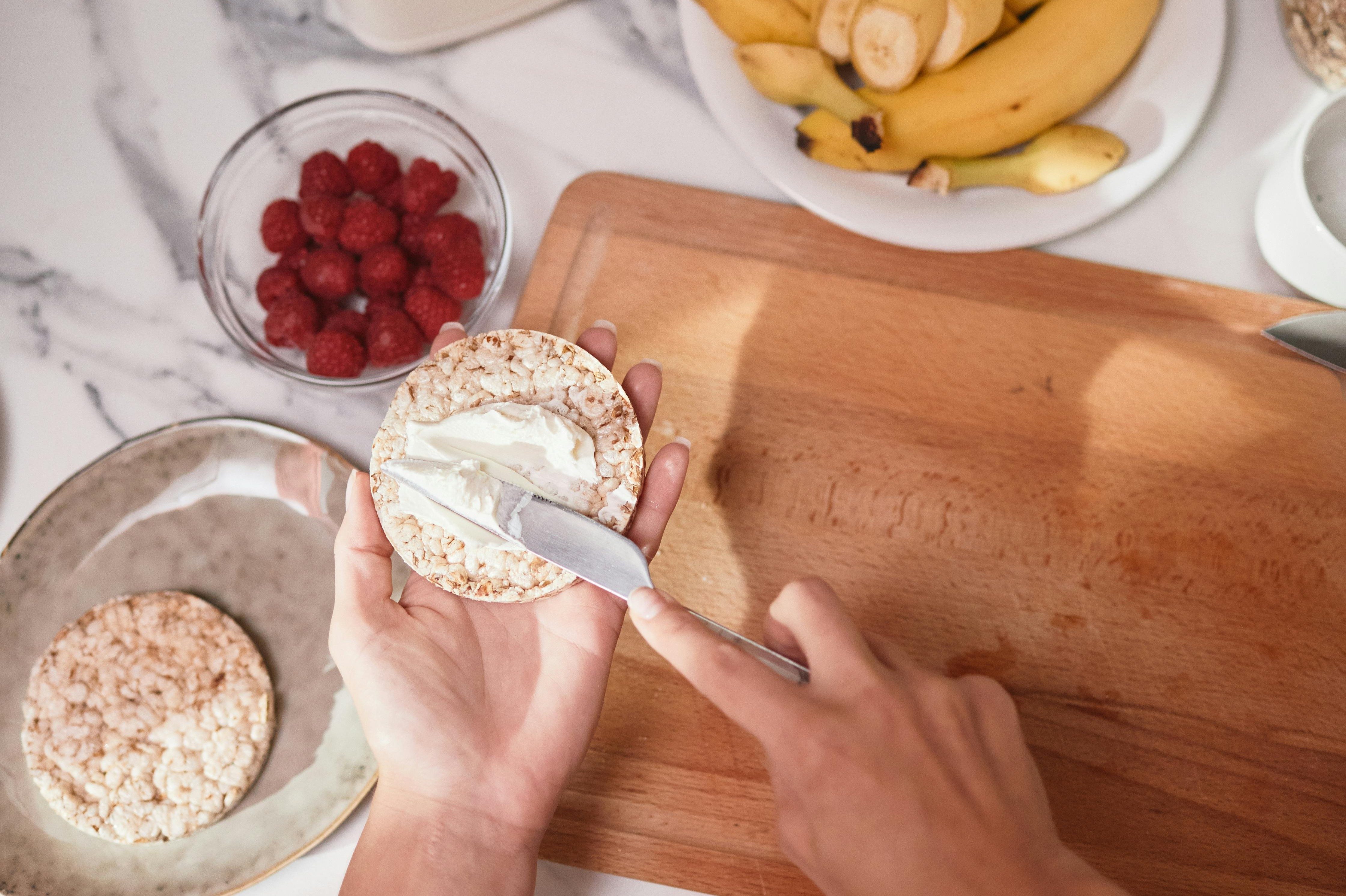 Rice cakes and fruit