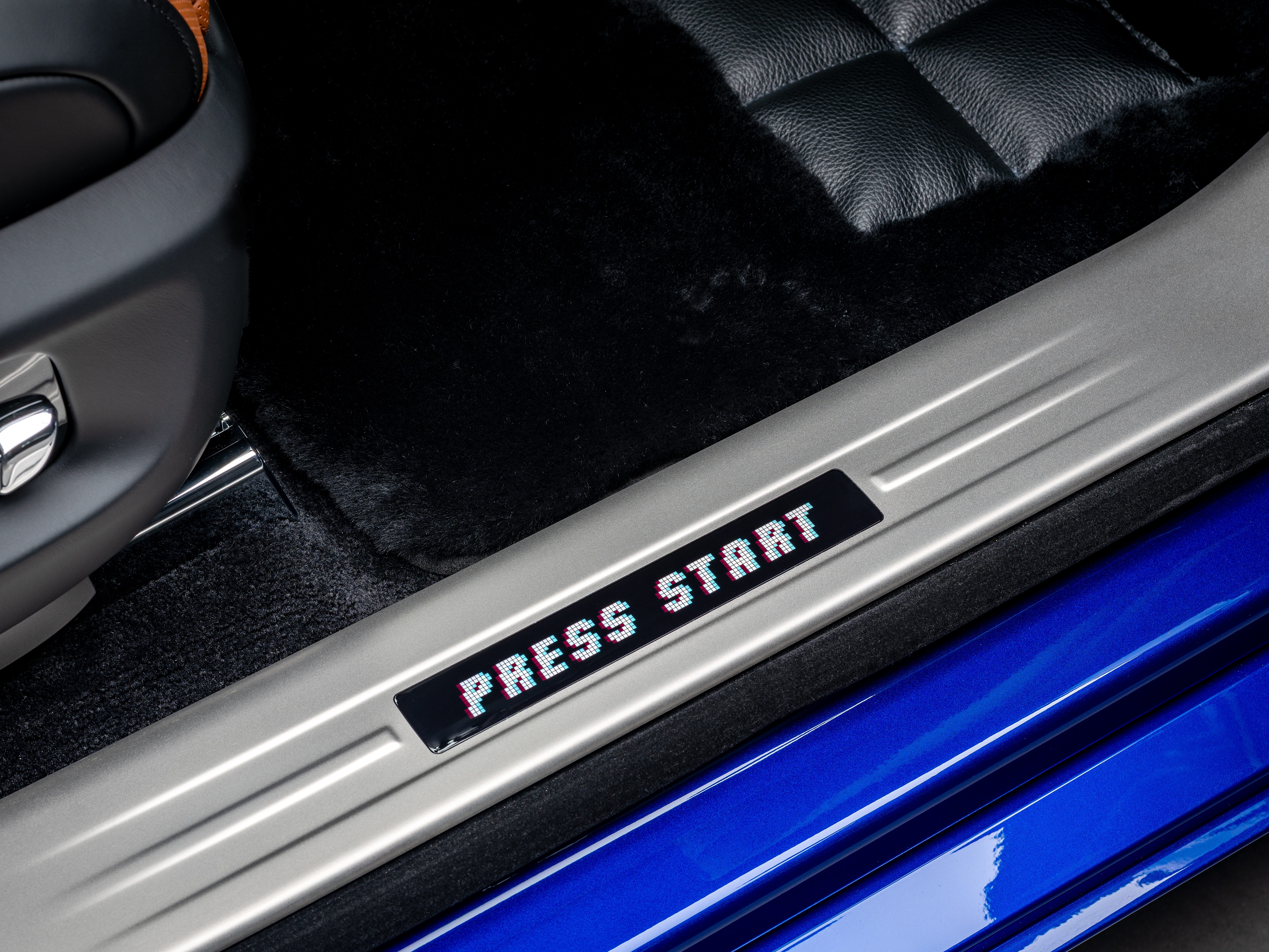 Rolls-Royce Black Badge Ghost "gamer" digital door sill
