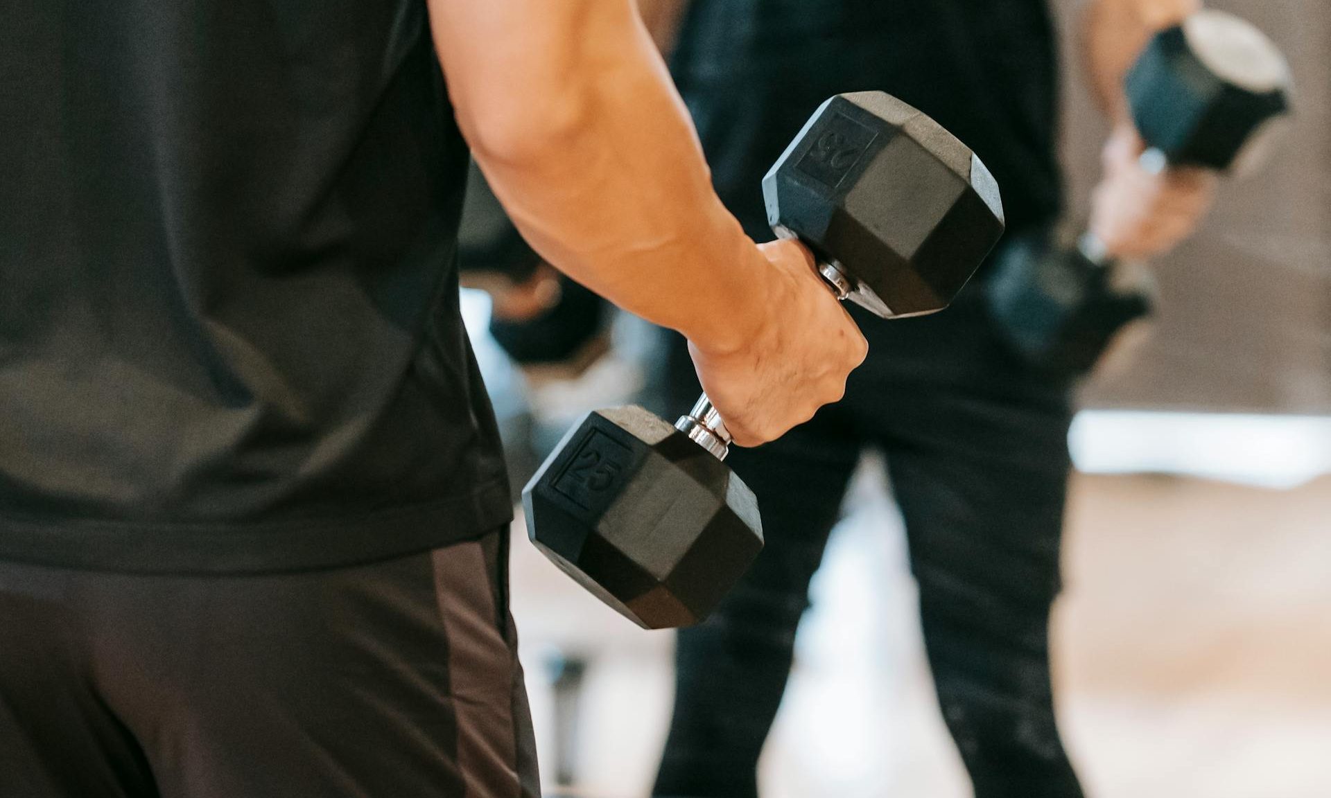 man working out bicep curl dumbbells