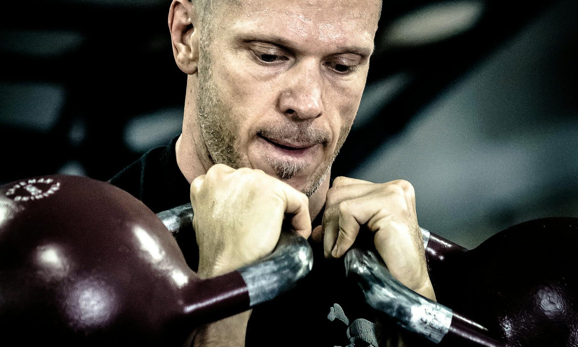man weight training with kettlebells weightlifting