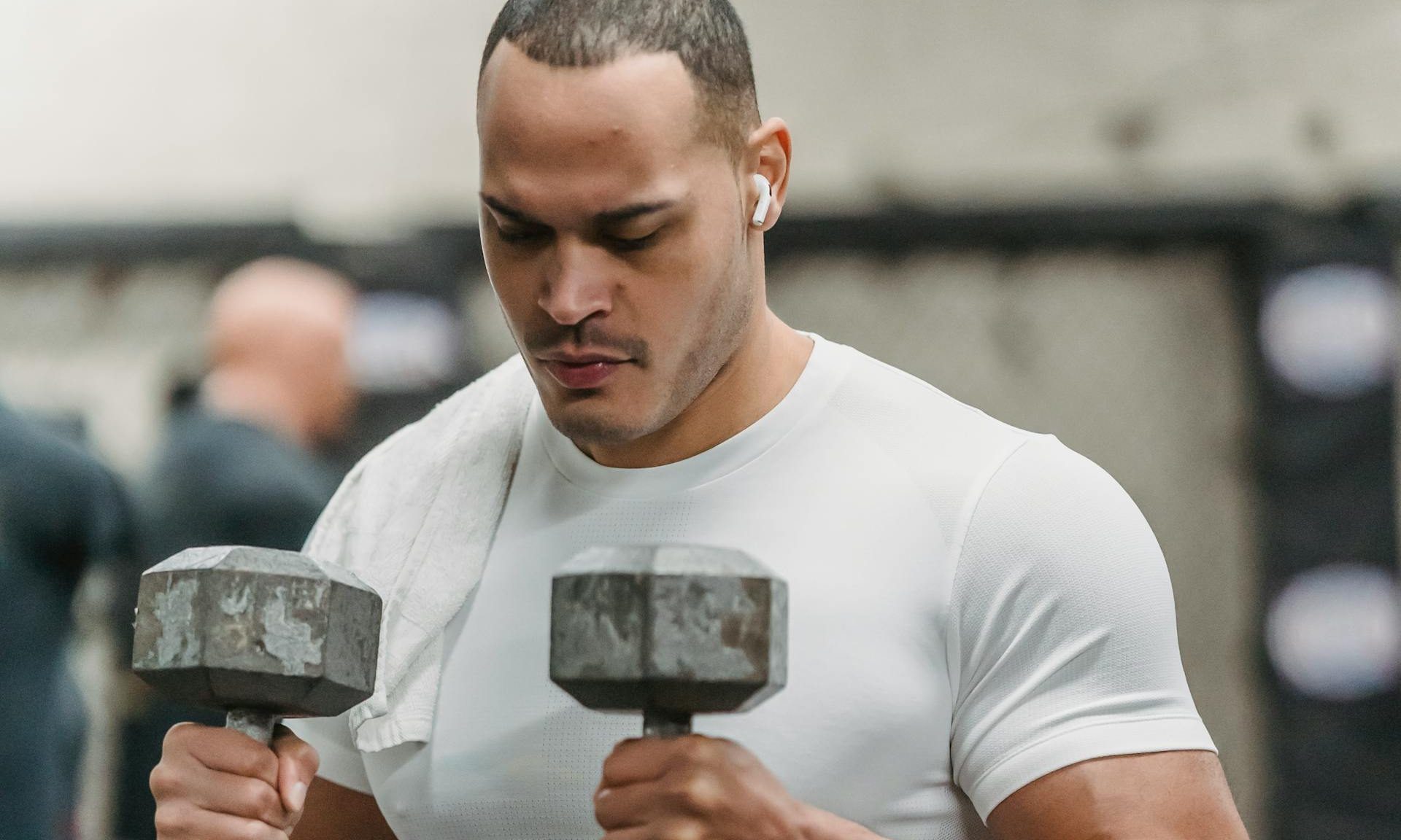 man lifting weights dumbbells weightlifting