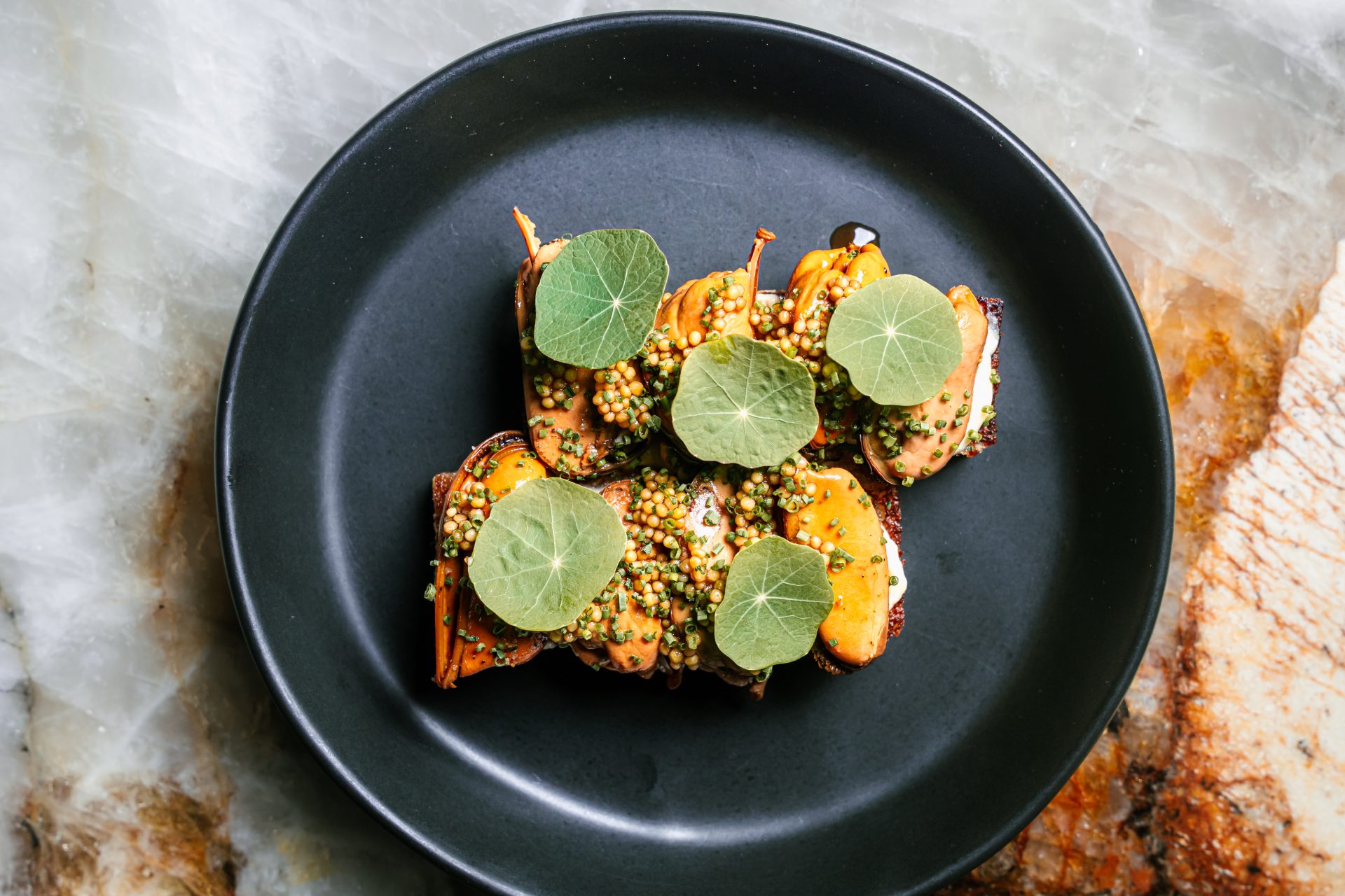 mussel toast at Customshop