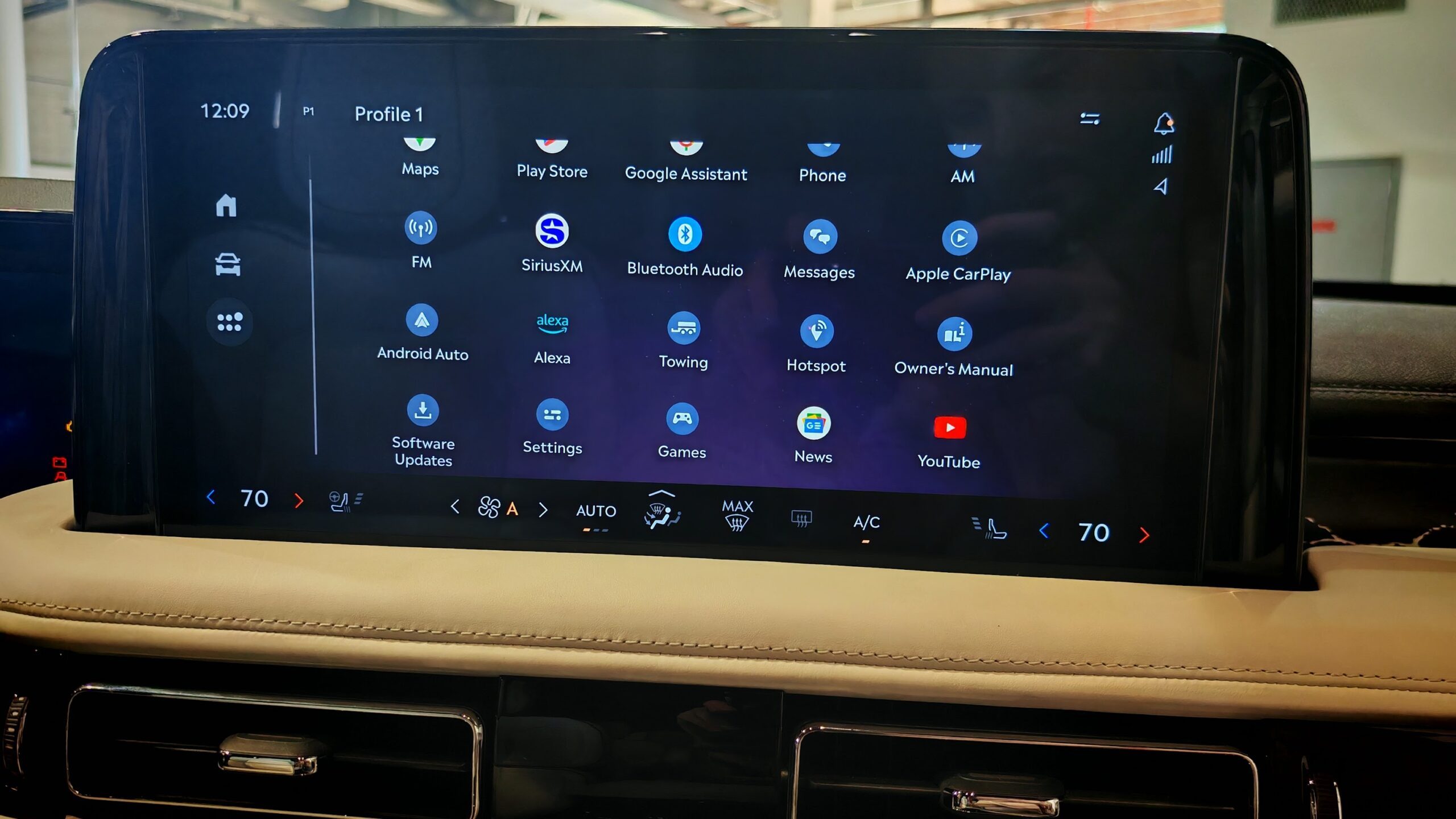 A Lincoln Aviator's infotainment Panel