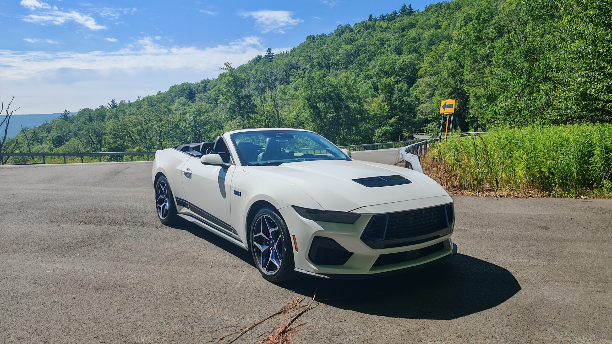 Front 3/4 view of a 2025 Mustang
