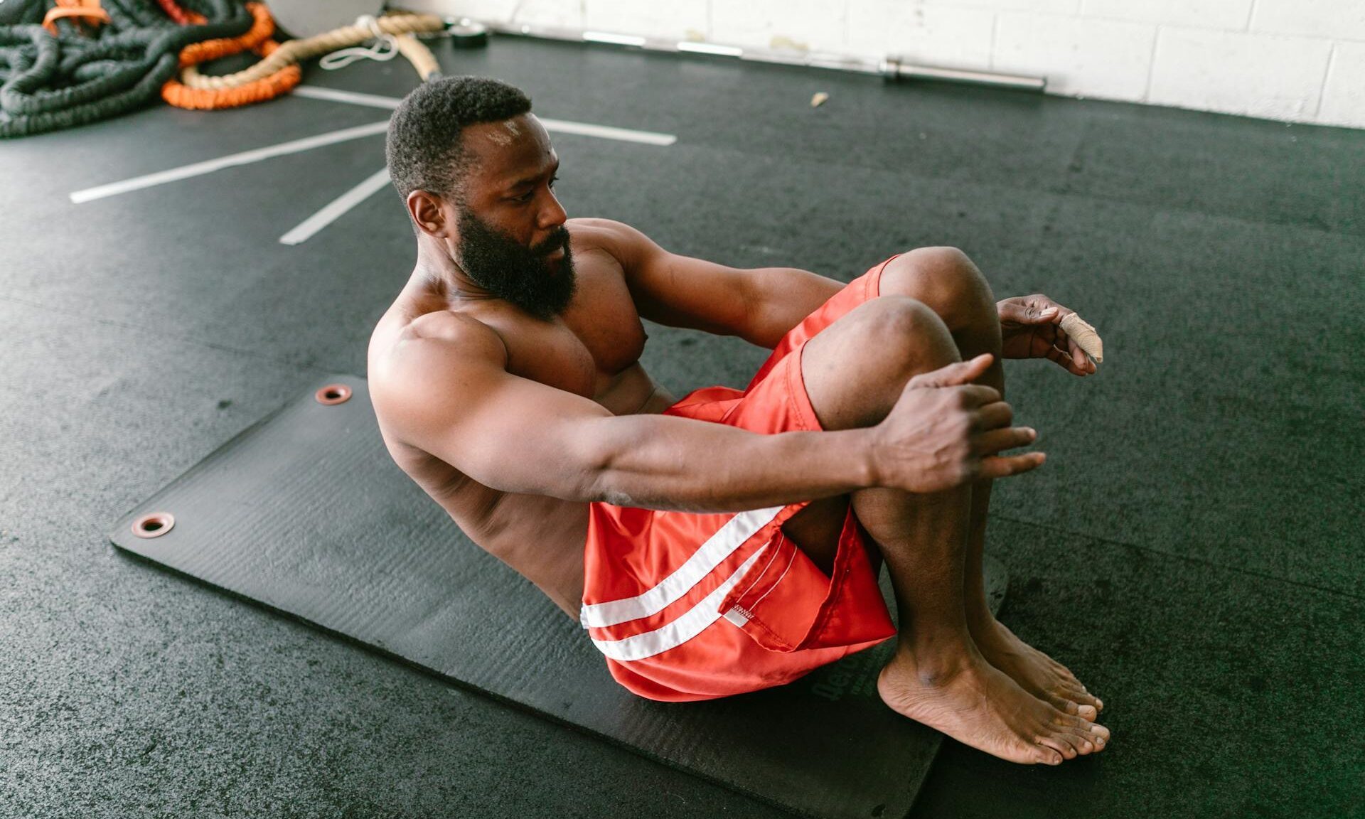 man doing abs core exercise on mat