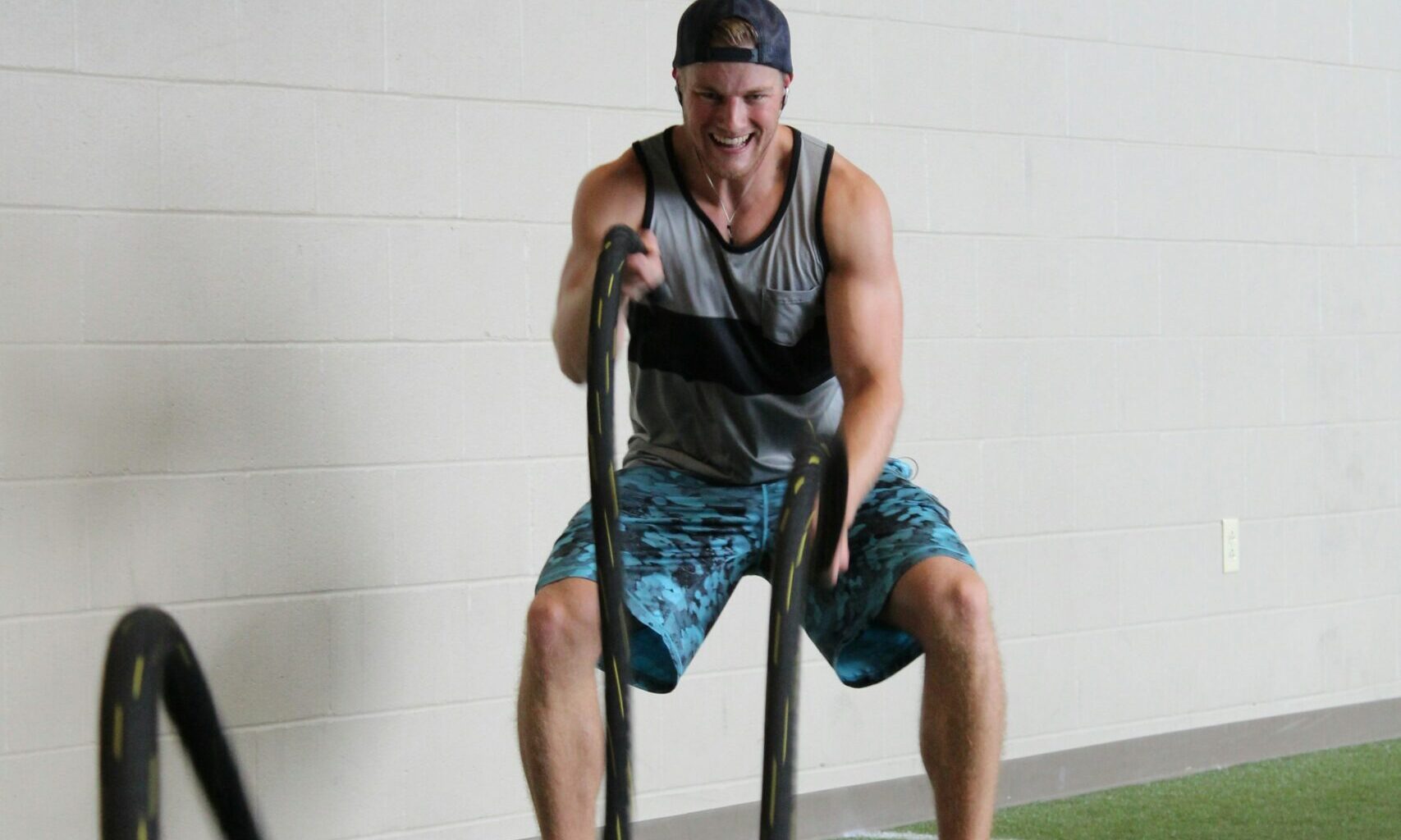 man doing HIIT exercise ropes