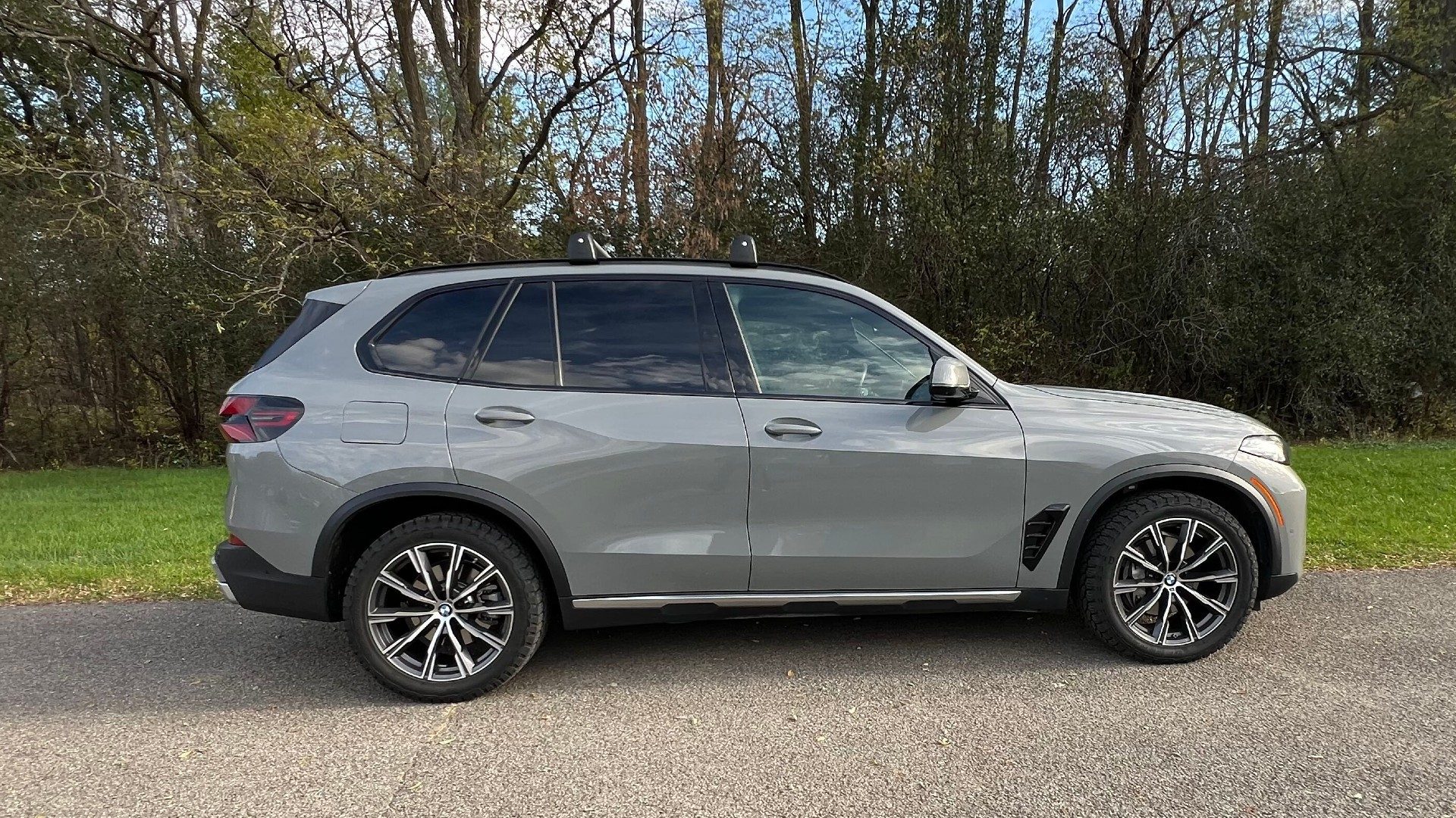 Side view of a grey BMW X5 XDrive40i