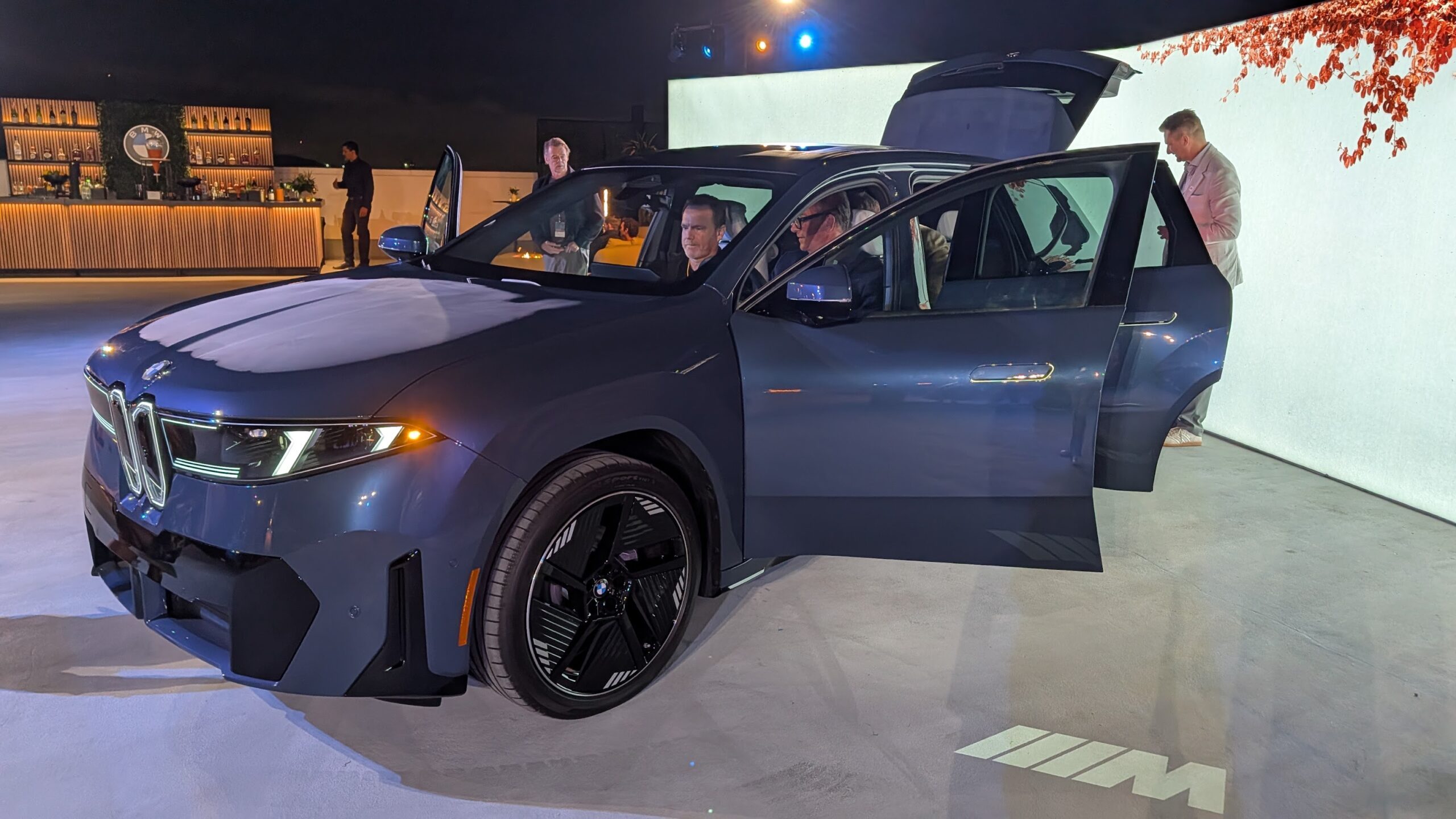 Several large people in an iX3