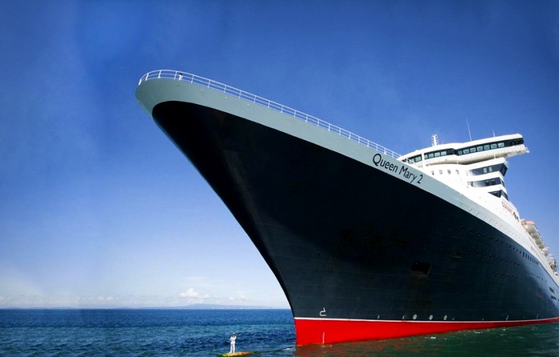 worthy grandeur take photo luxury cruise ship qe2