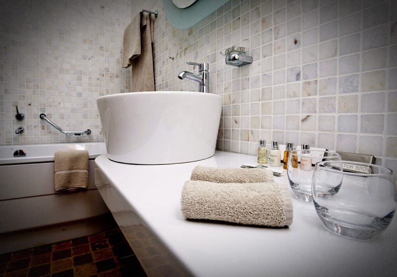 the three amenities missing from your hotel room bathroom 2