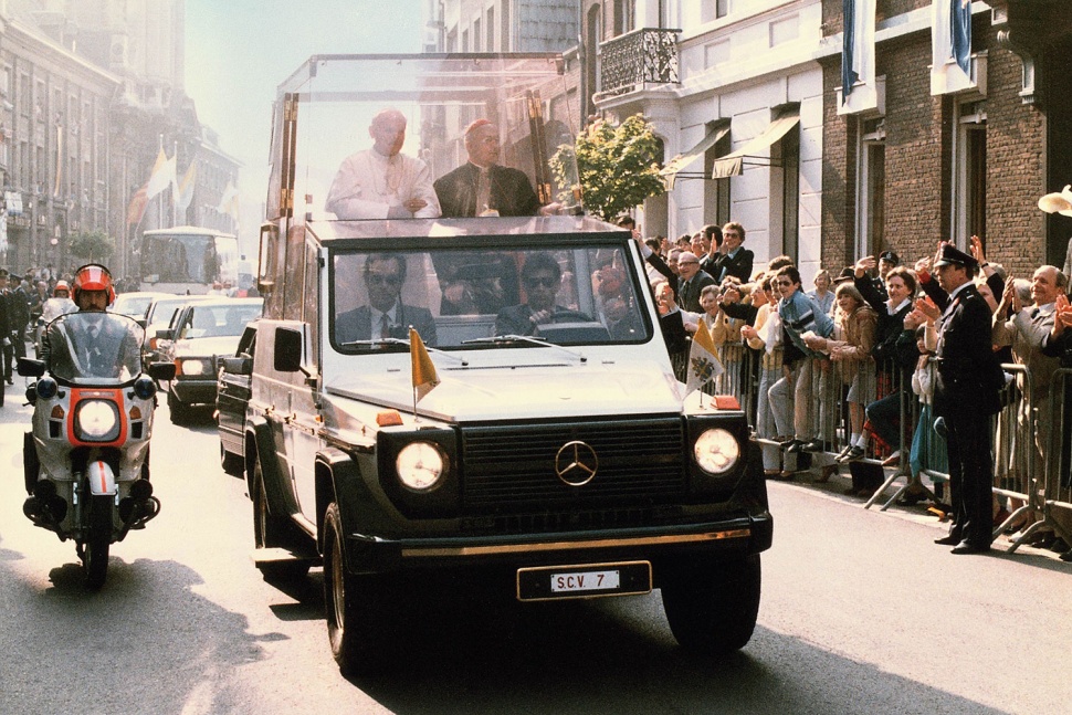 10 sweet popemobiles that will make you wish held the keys of heaven mercedes benz 230 g popemobile 1980 889437papstwagen34 9