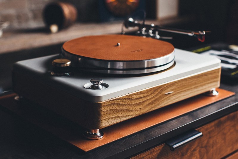 shinola runwell turntable debut 01