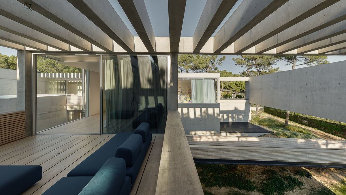 The Wall house glass bottom pool