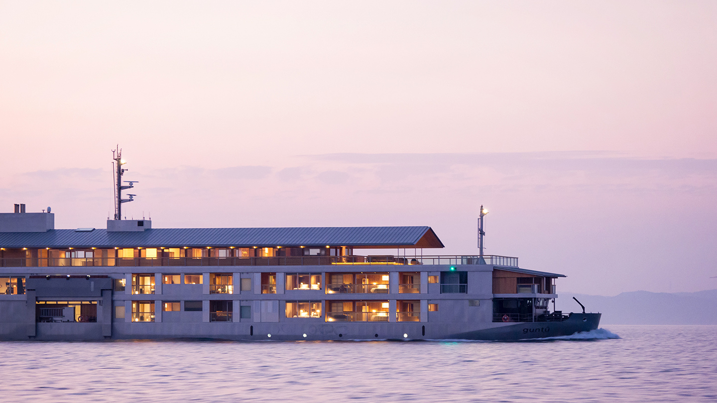 guntu floating hotel