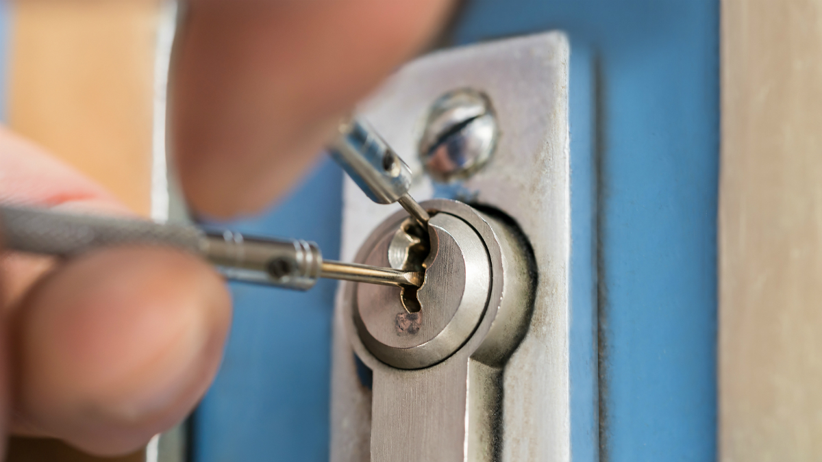 How to pick a lock without tools deals