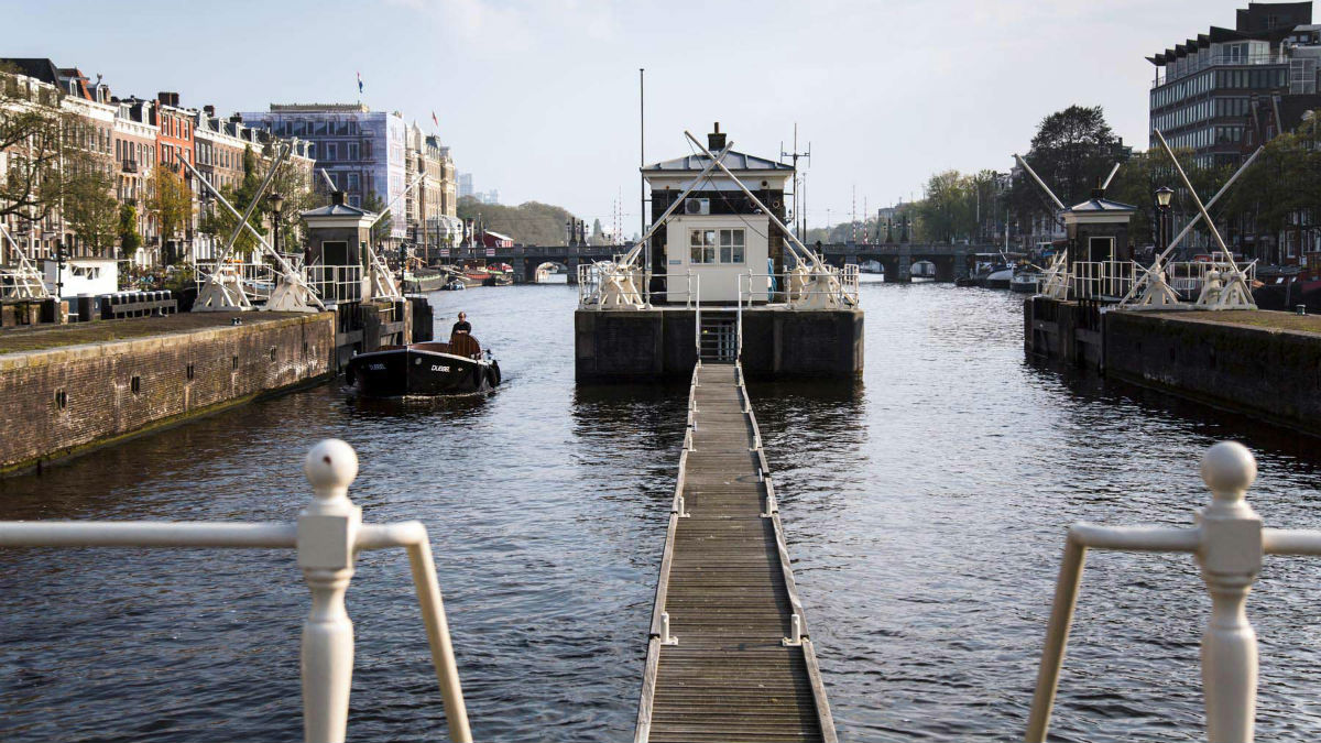 sweets hotel exterior amstelschutsluis