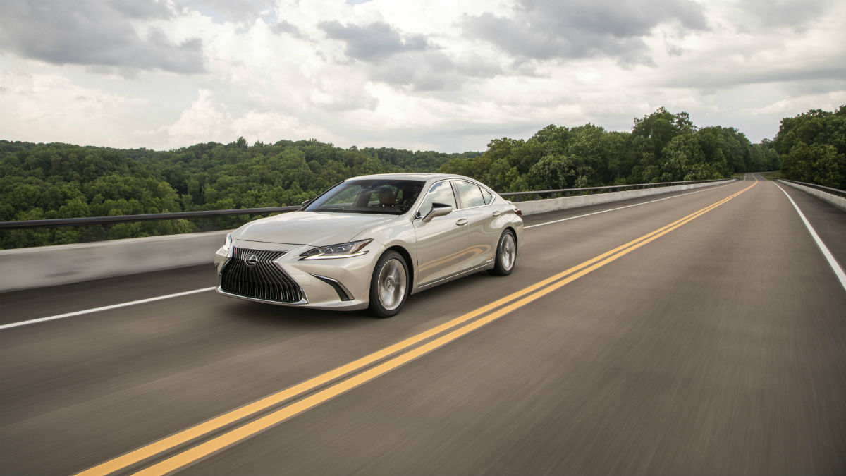 2019 lexus es review 300h ice ecru 01