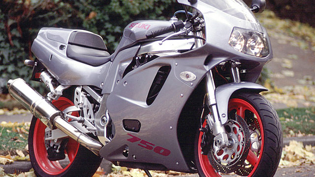 Front end angle of Suzuki GSX-R750W parked on the side of the road with leaves on the ground.