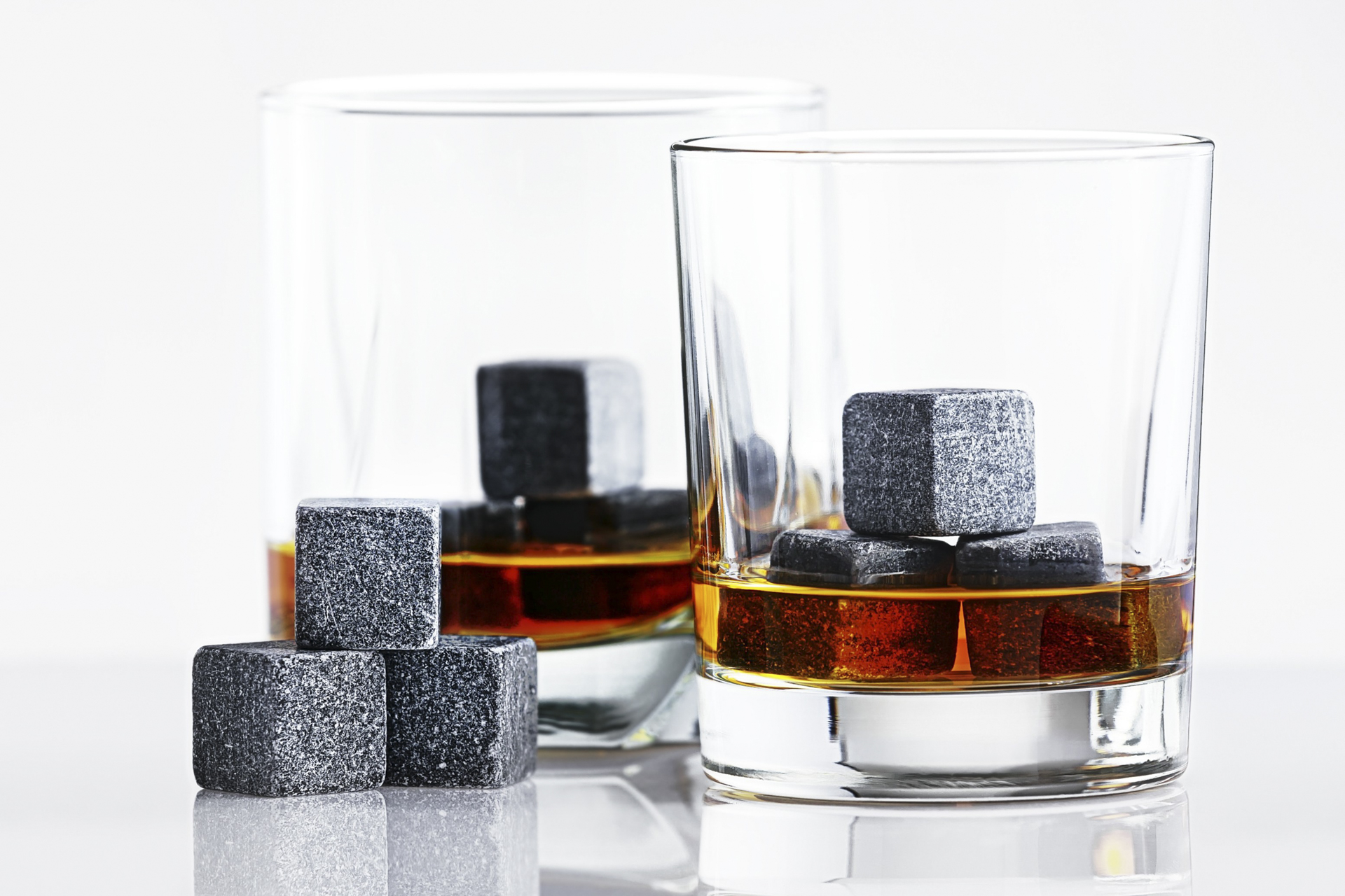 https://www.themanual.com/wp-content/uploads/sites/9/2018/06/whiskey-stones-vs-ice-7724.jpg?fit=800%2C533&p=1