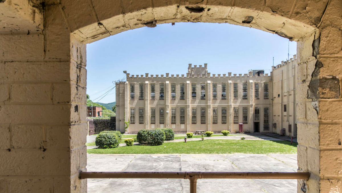 brushy-mountain-state-penitentiary-inside-the-yard-at-brushy-feature