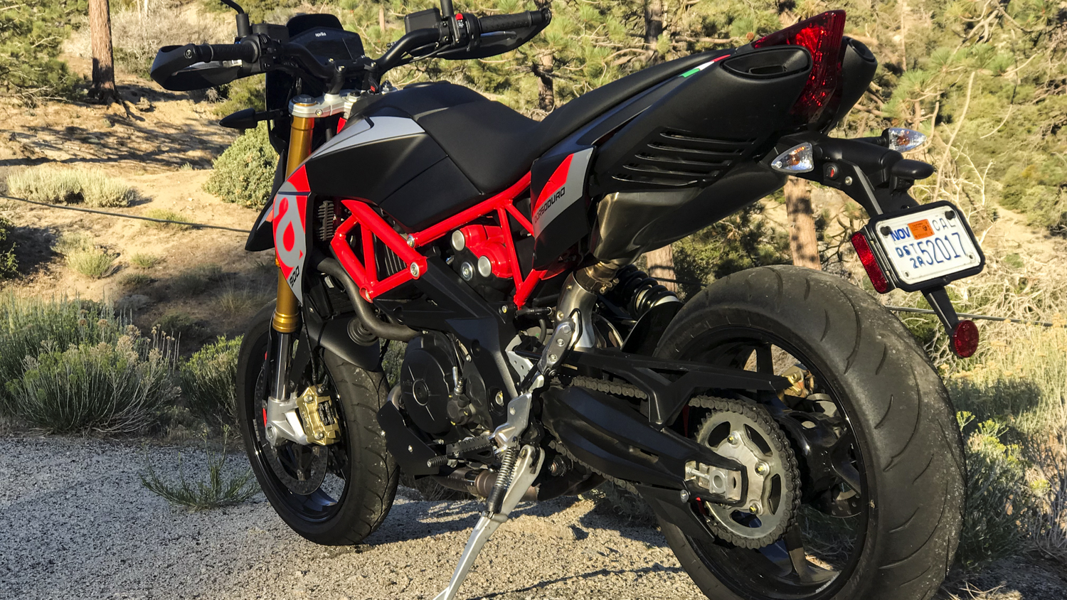 Being Pushed by the Aprilia Dorsoduro 900 Is an Absolute Confidence