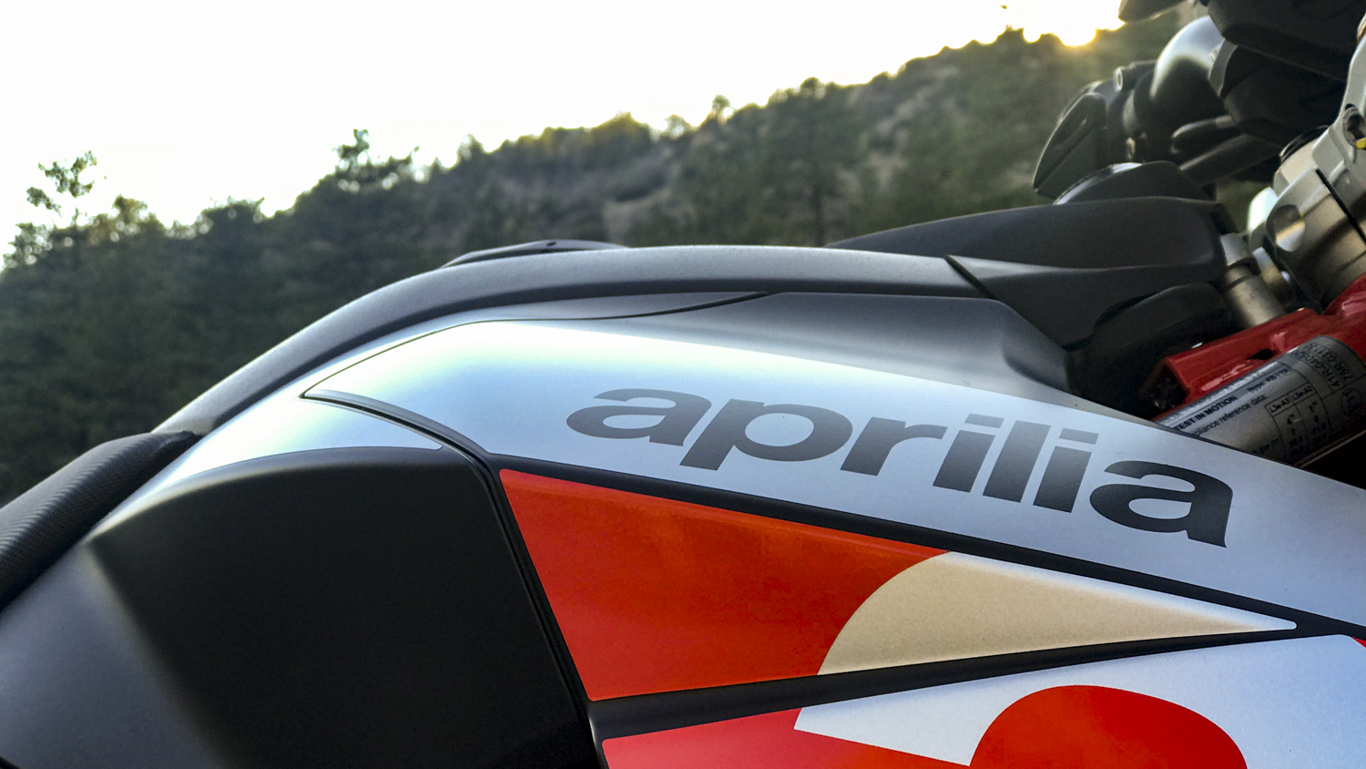 aprilia dorsoduro 900 motorcycle review images by jonathon klein the manual 18