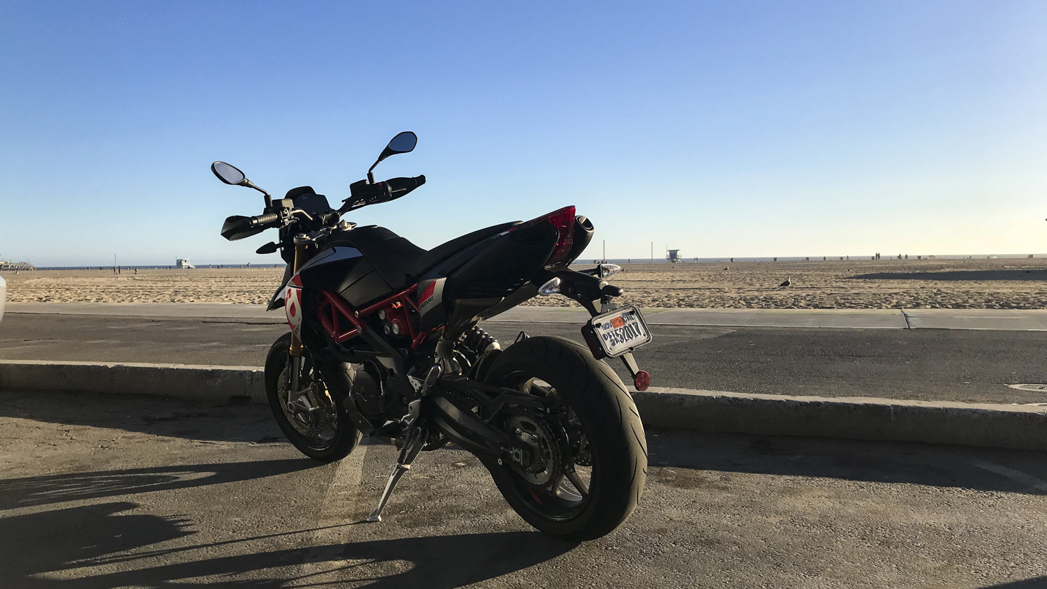 aprilia dorsoduro 900 motorcycle review images by jonathon klein the manual 24