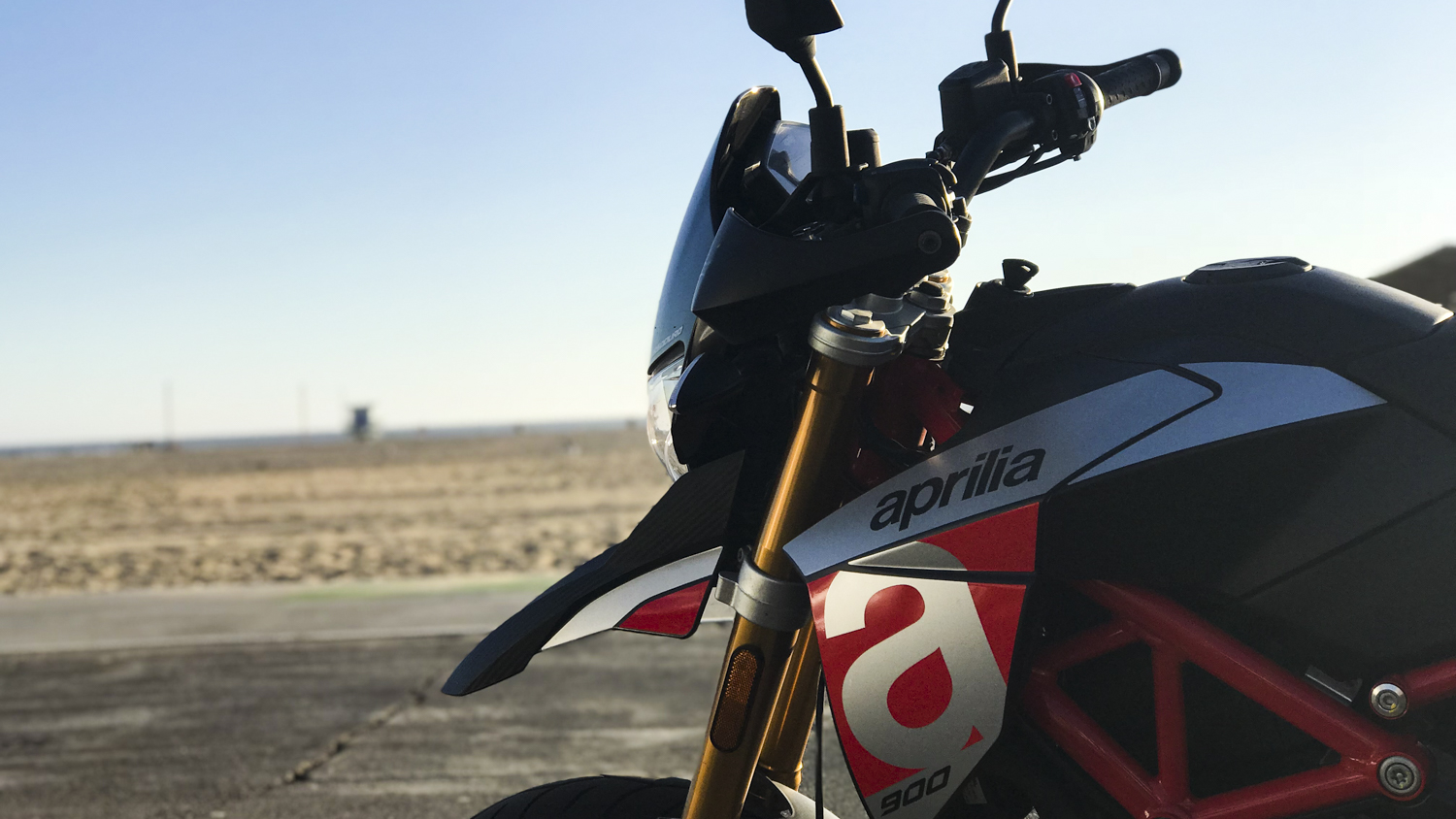 aprilia dorsoduro 900 motorcycle review images by jonathon klein the manual 25