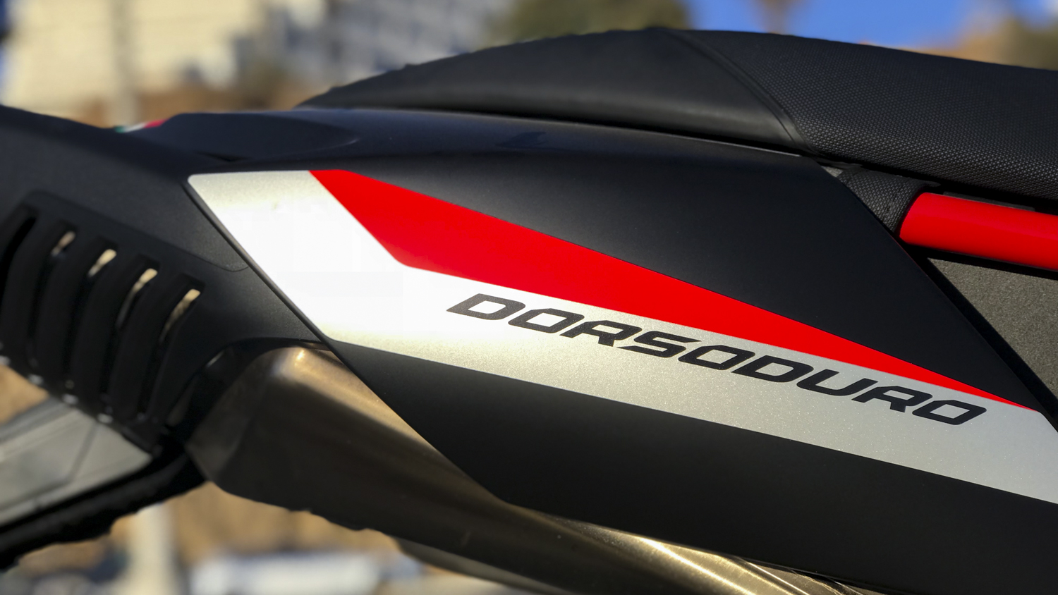 aprilia dorsoduro 900 motorcycle review images by jonathon klein the manual 26