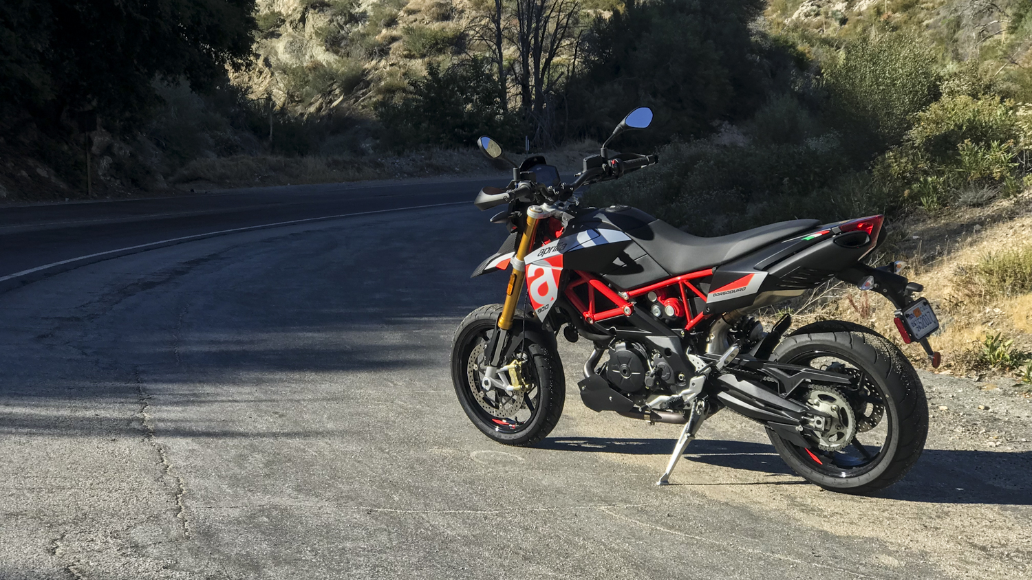 aprilia dorsoduro 900 motorcycle review images by jonathon klein the manual 4