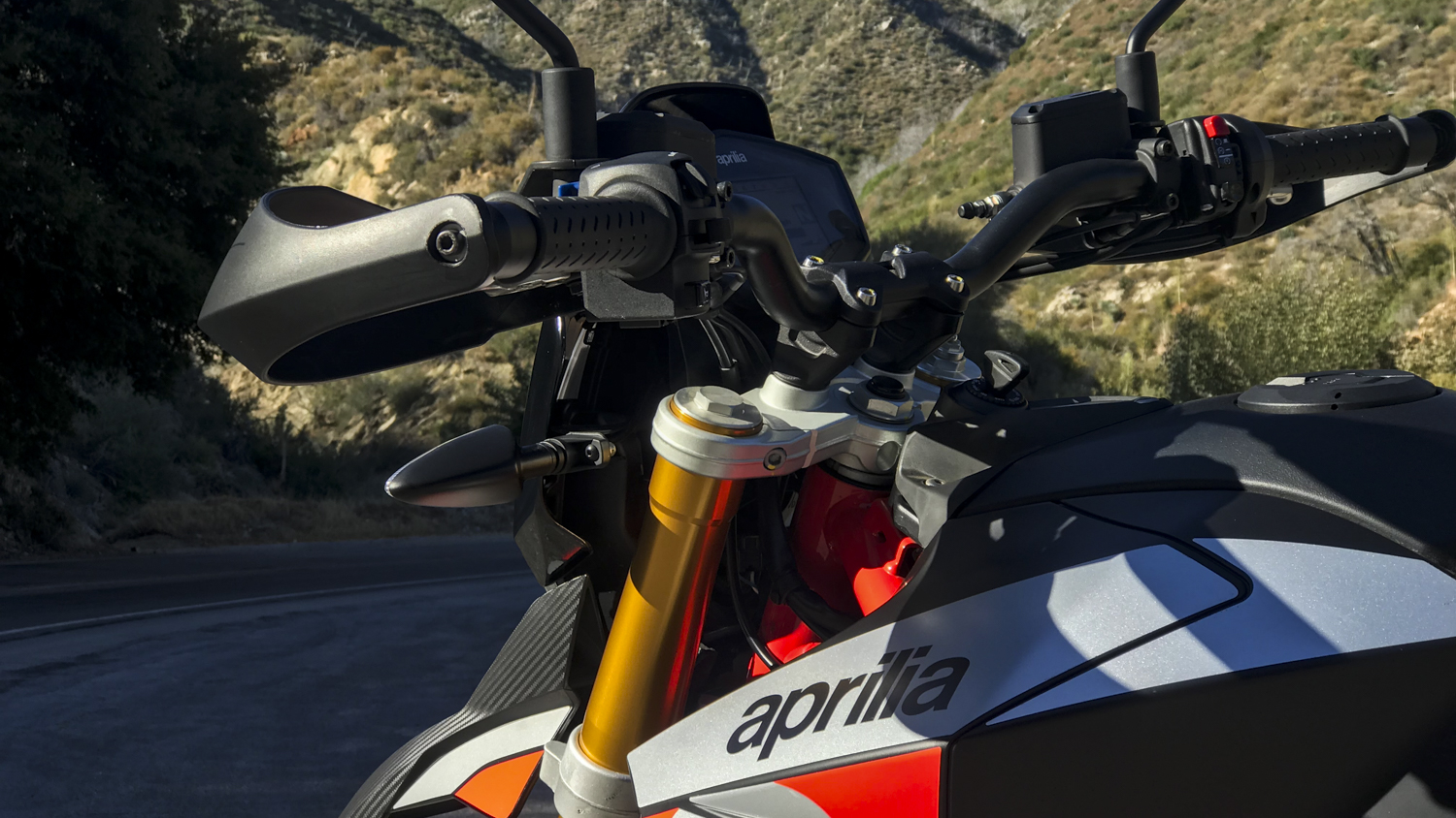 aprilia dorsoduro 900 motorcycle review images by jonathon klein the manual 5