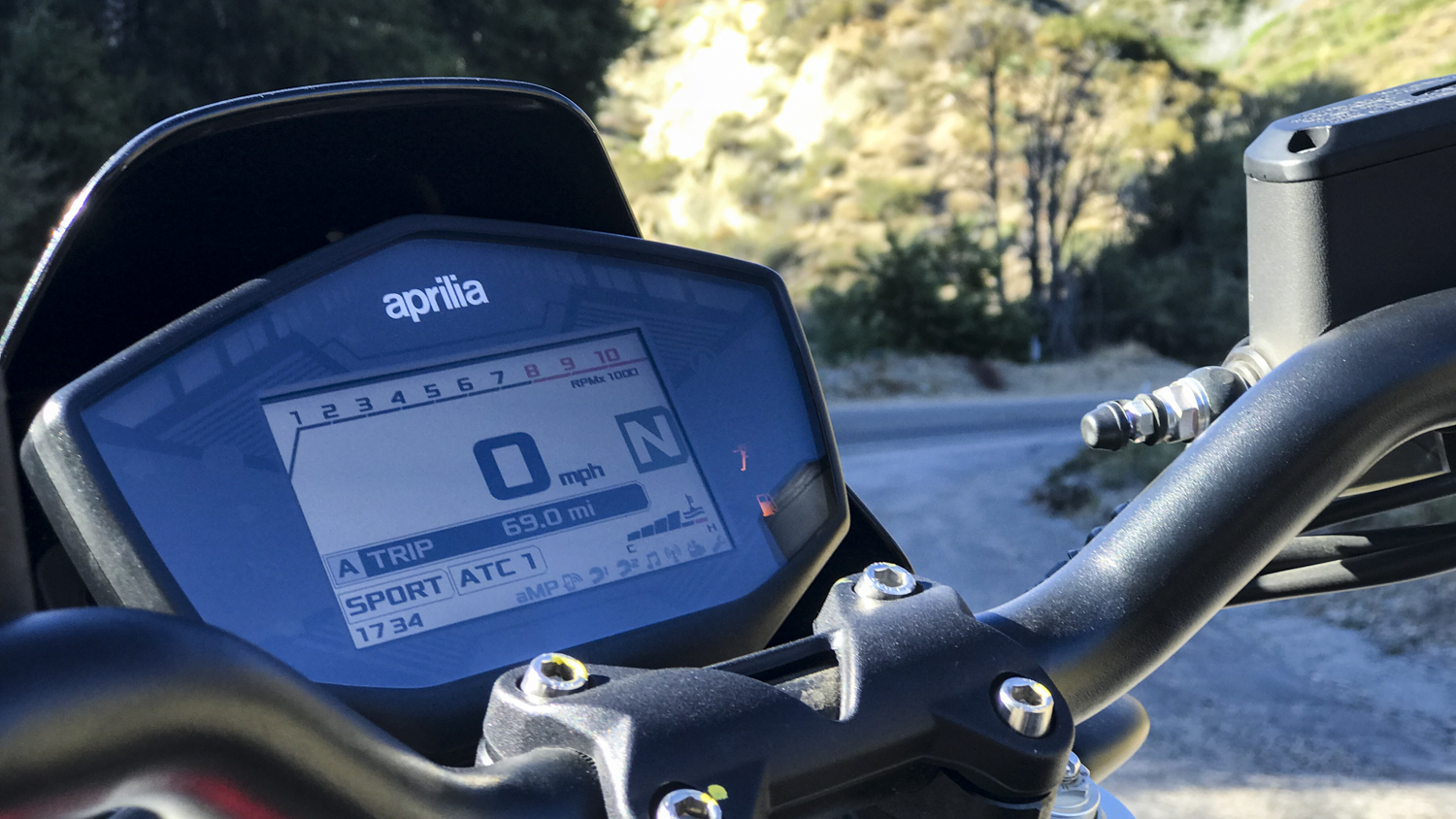 aprilia dorsoduro 900 motorcycle review images by jonathon klein the manual 9