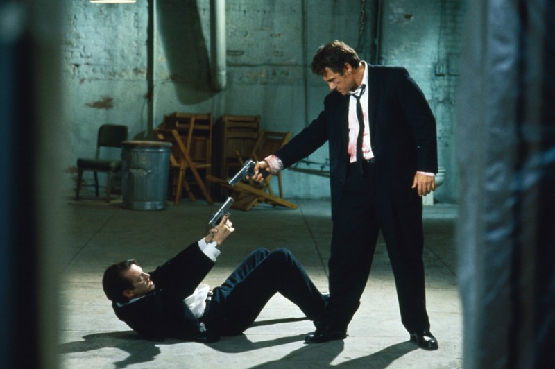 Harvey Keitel y Tim Roth se apuntan con armas el uno al otro en Reservoir Dogs.