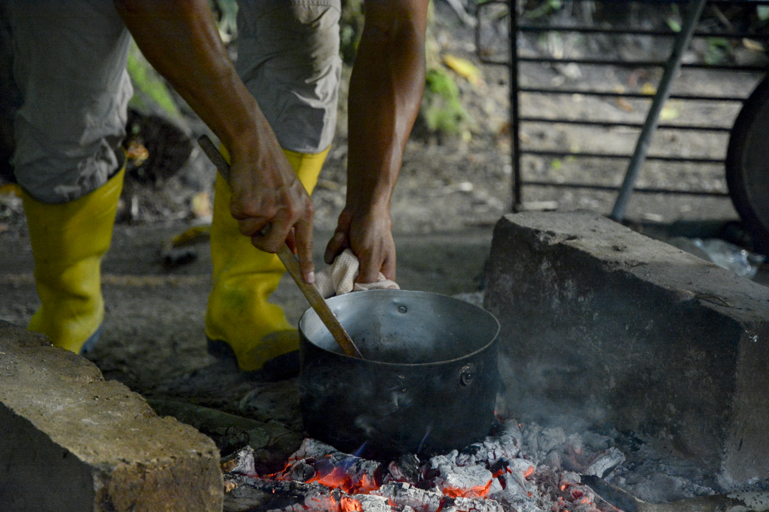 contiki tours me and we ecuador travel experience minga lodge chocolate making 5