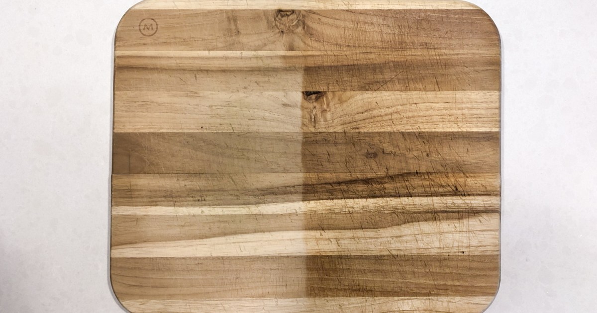 https://www.themanual.com/wp-content/uploads/sites/9/2019/02/cutting-board-oil-before-and-after.jpg?resize=1200%2C630&p=1