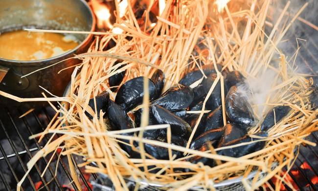 Hay-grilled mussels Project Fire