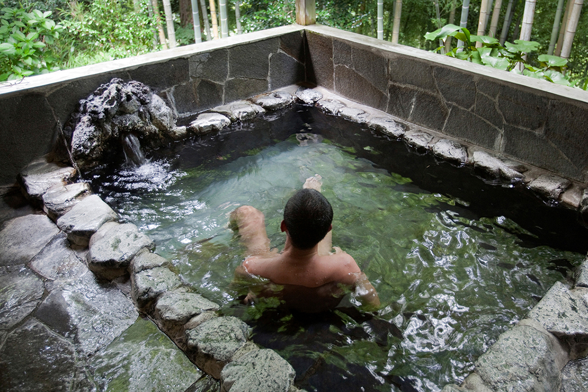 Onsen etiquette: Learn the 7 basic rules of Japan's traditional hot spring  baths - The Manual