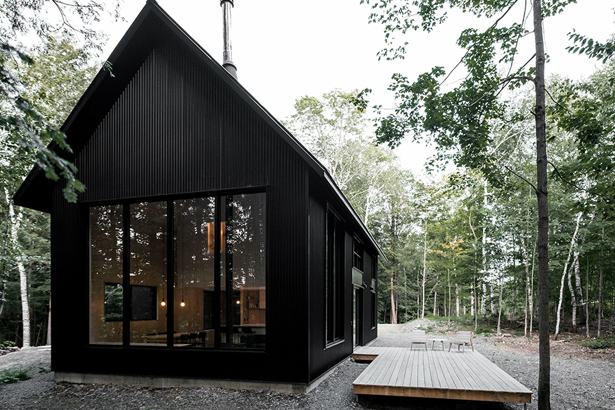 grand pic chalet black cabin in woods appareil 2