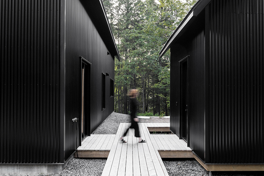 grand pic chalet black cabin in woods appareil 5