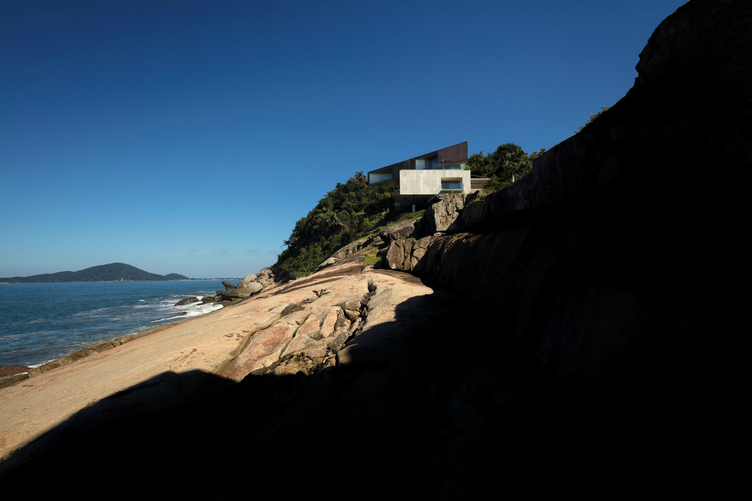 peninsula house cliffside brazil photos bernardes arquitetura 1
