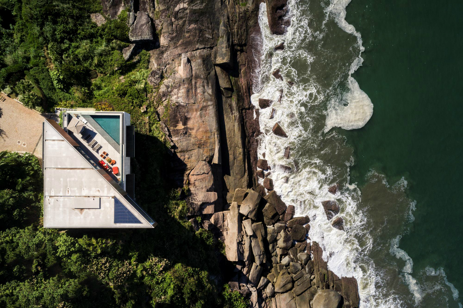 peninsula house cliffside brazil photos bernardes arquitetura 7