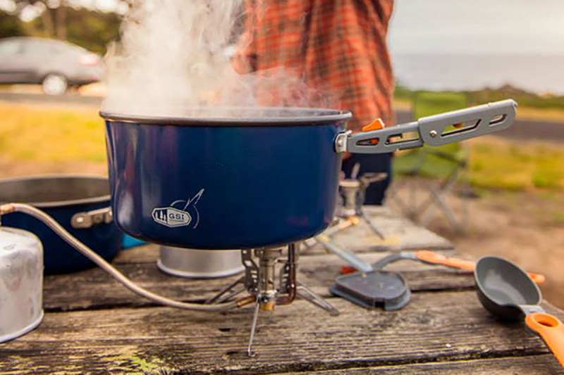 GSI Outdoors Pinnacle Backpacker Cookset pot full of boiling water.
