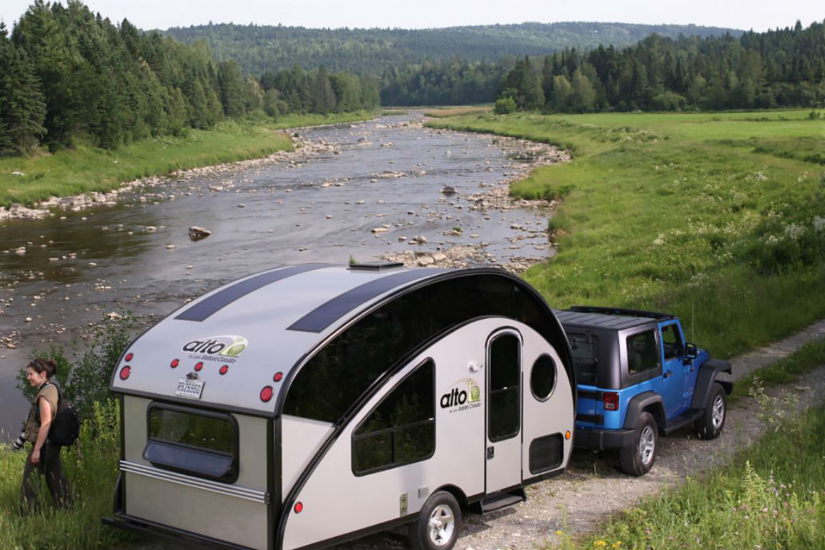 Safari Condo Alto R Series against a rugged background.
