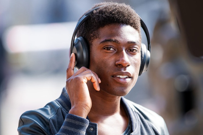 A man wearing the Bose 700 noise-cancelling headphones